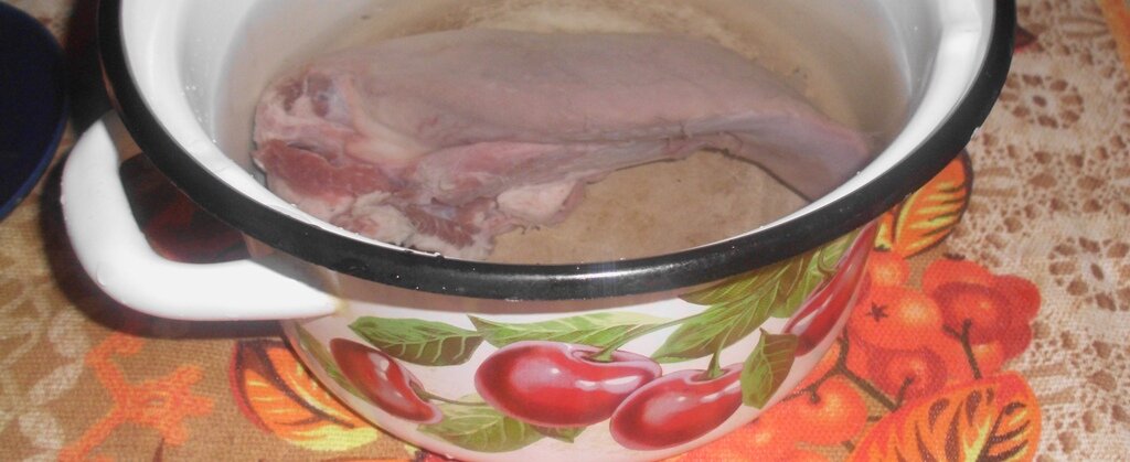 Свиной язык, залитый водой перед отвариванием. Личное фото автора канала Житейская проза