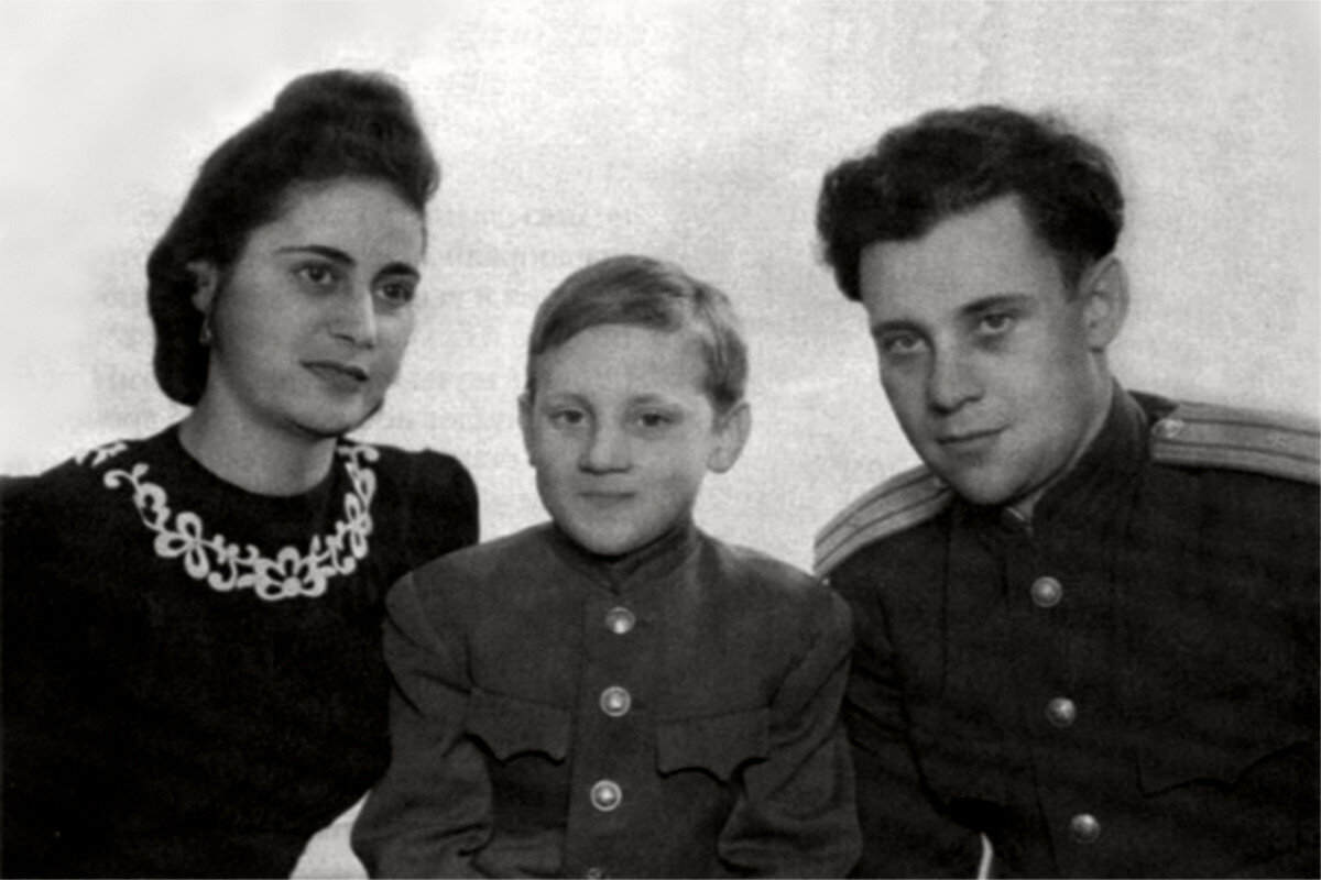 Семен и Владимир Высоцкие вместе с "мамой Женей" - Евгенией Лихалатовой