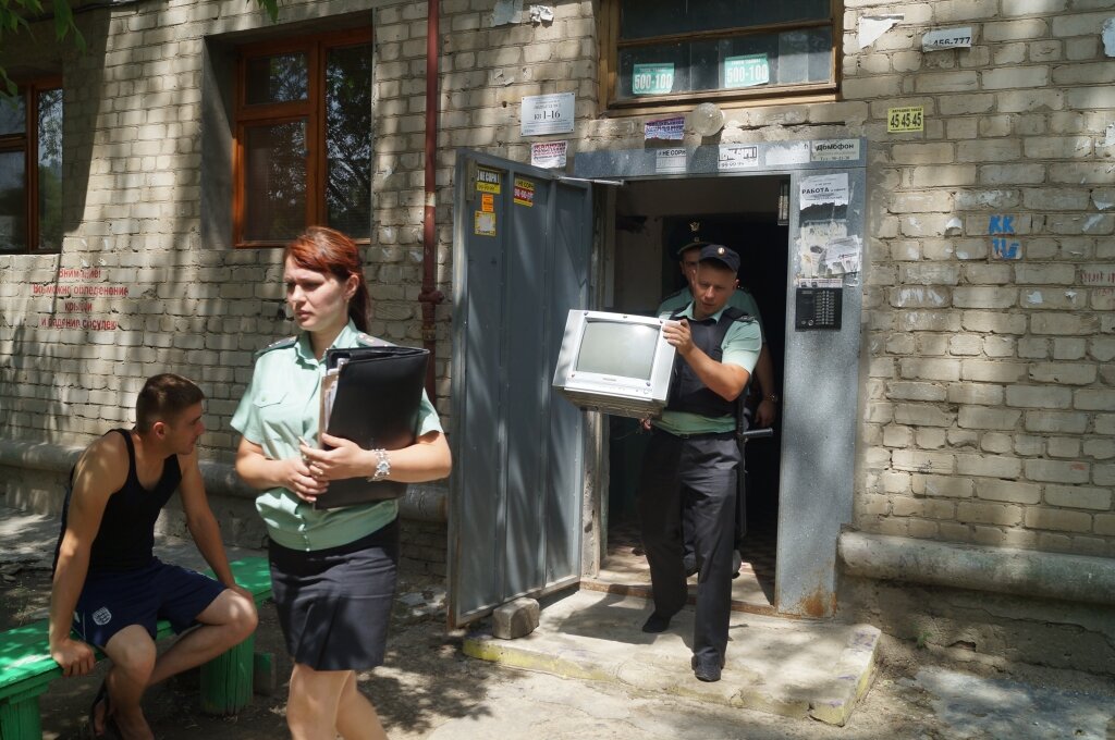 Вот так и выносят. И чужое тоже. Источник Яндекс-картинки.