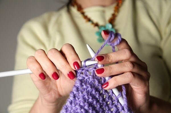 Вязание – чуть ли не самый популярный вид рукоделия. Оно не только позволяет пополнить ваш гардероб модными вещами, но и отлично расслабляет, отвлекает от проблем.