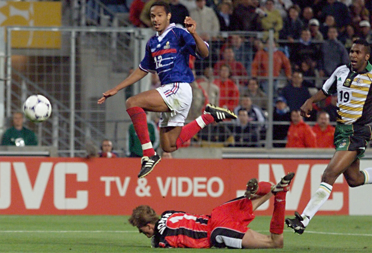 Анри (№12) поражает ворота сборной ЮАР. Источник m.sports.ru