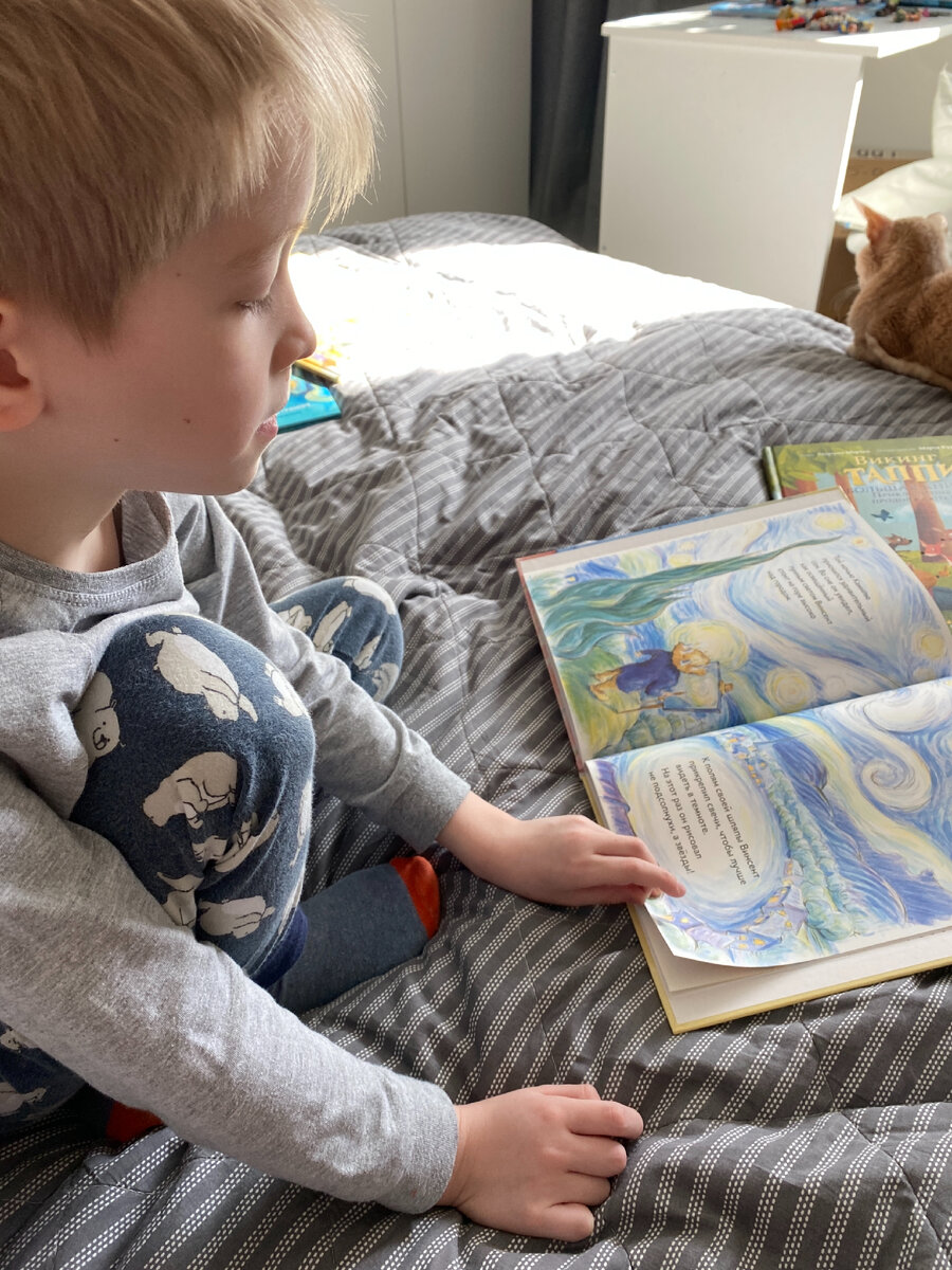 Фото автора. Петю впечатлило, что Ван Гог крепил свечи к шляпе, чтобы рисовать ночью 