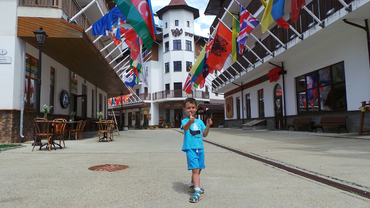 Аллея флагов в Горной Олимпийской деревне на курорте "Роза Хутор" 