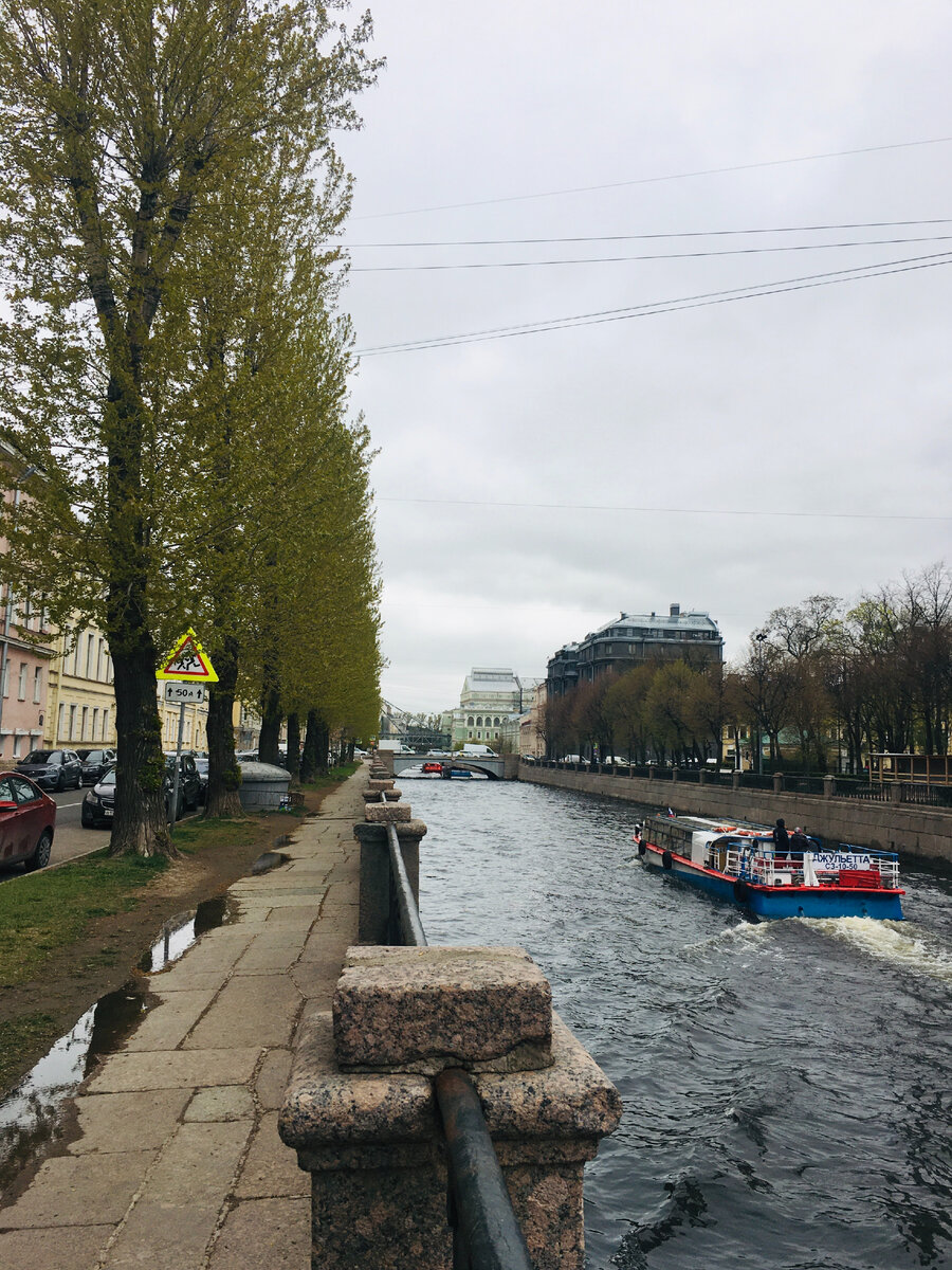 Крюков канал. Справа – дом Роберта Веге и Мариинский театр