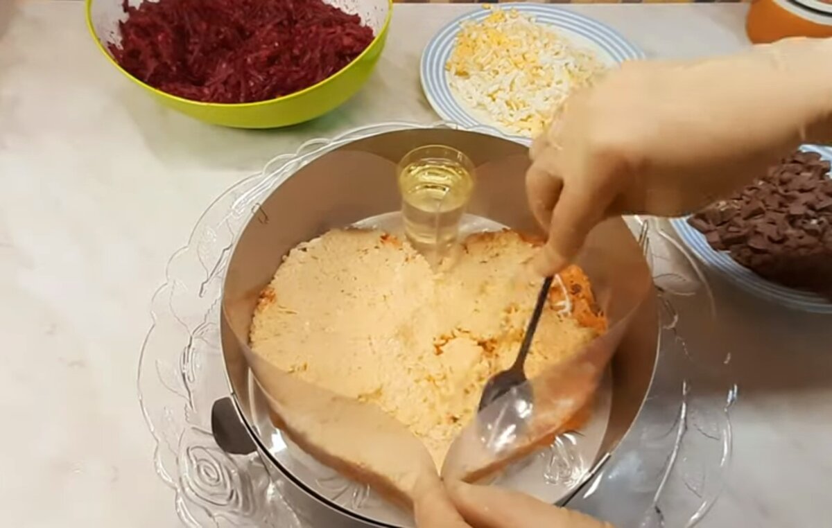 салат из моркови, свеклы, чернослива, грецких орехов и сыра 