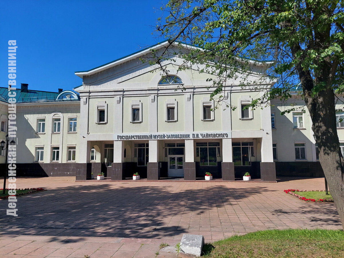 Здание концертного зала. оно стоит лицом к улице Спортивной. Фото автора.