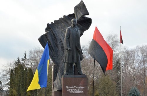 Памятник Бандере в Тернополе, 2017 год