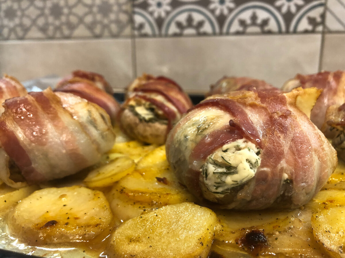 Шампиньоны с творожным сыром и зеленью на подушке из запечённого картофеля 