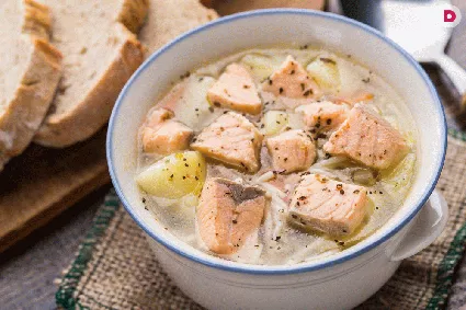 Правил варки рыбных супов не так много, но их выполнение помогает приготовить ароматную и вкусную уху. У хозяек и рыболовов есть немало секретов и хитростей: иногда рыбу лучше варить на пару, иногда — не очищая от чешуи, а некоторые блюда получаются вкуснее с солеными огурцами или квашенной капустой.