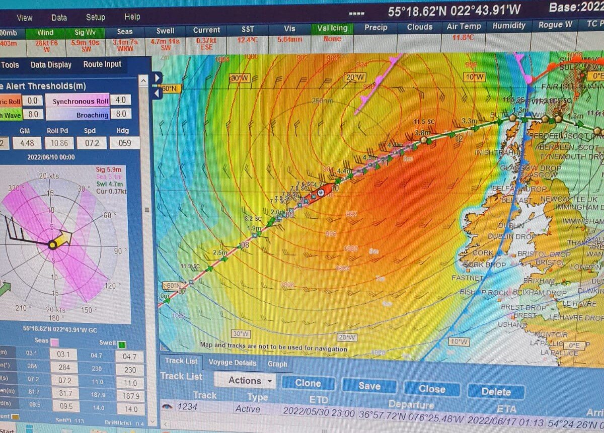Шторм Алекс. Слева в окне розовые полосы - резонансная качка..