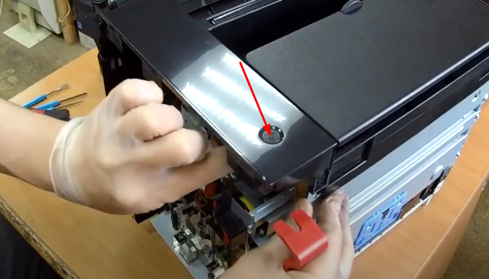 Фото 41. С помощью острого предмета отводим фиксаторы в сторону и снимаем крышку