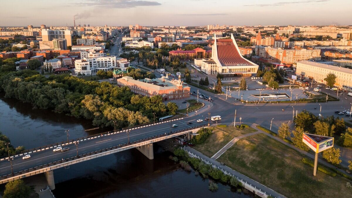    Река Омь, Комсомольский мост, Омский Государственный Музыкальный Театр© РИА Новости / Алексей Мальгавко