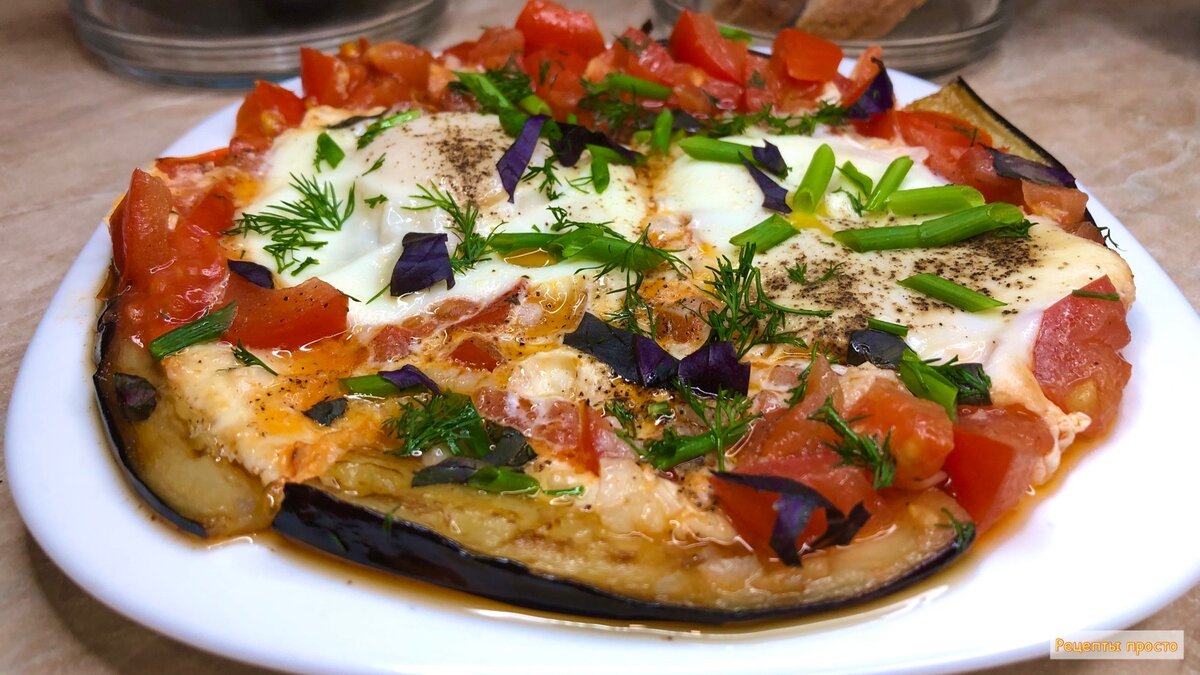 Приготовила вкусный завтрак яичницу с помидорами и баклажанами.