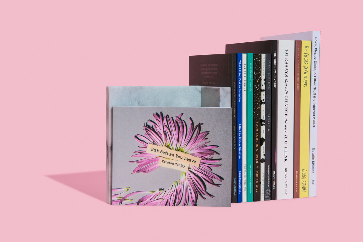 Так, детские игрушки или книги будут уместно смотреться на розовом фоне, дорогие мужские часы — вряд ли / Фото: unsplash.com