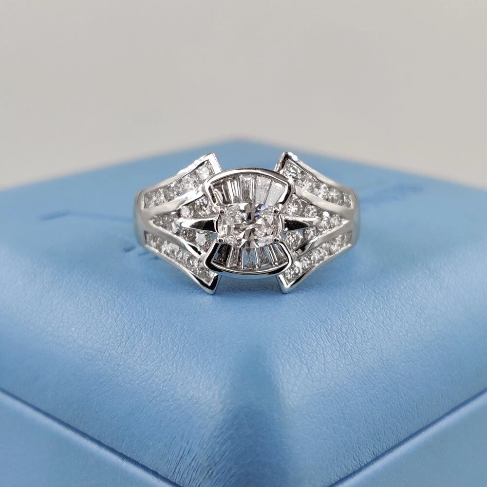 Кольцо с бриллиантом