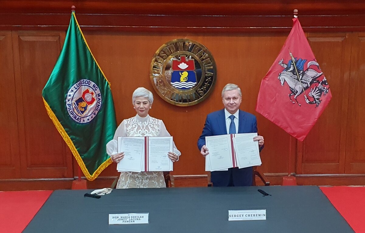    Мэр Манилы Хани Лакуна и руководитель Департамента внешнеэкономических и международных связей Москвы Сергей Черемин  Дмитрий Венгерский/ТАСС