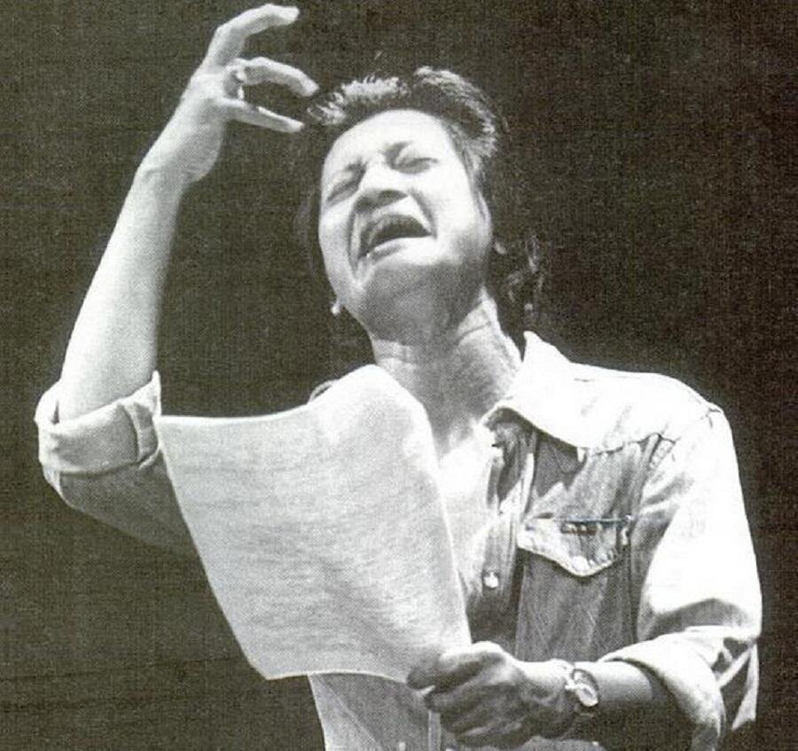 Рендра в театре. Ресурс фото: https://historia.id/agama/articles/kisah-si-burung-merak-masuk-islam-DEZx4 