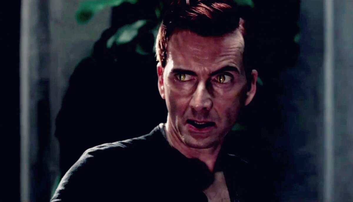 Демон Кроули. Кадр из сериала «Благие знамения» (2019)