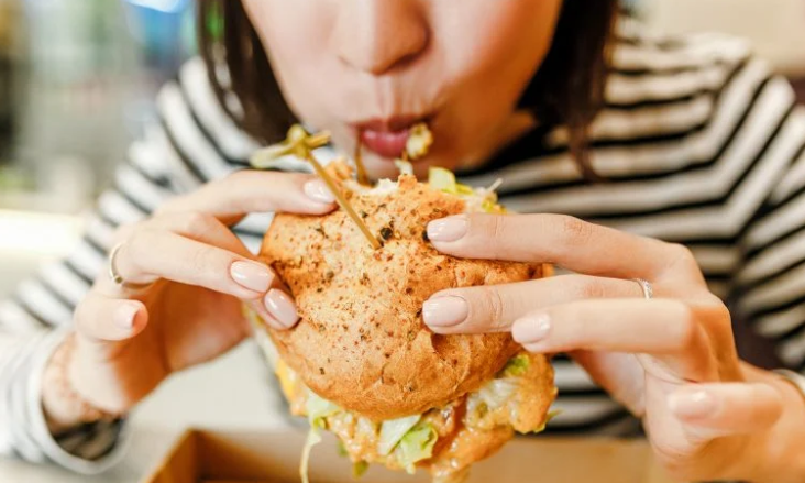 Роль стресса в эмоциональном переедании