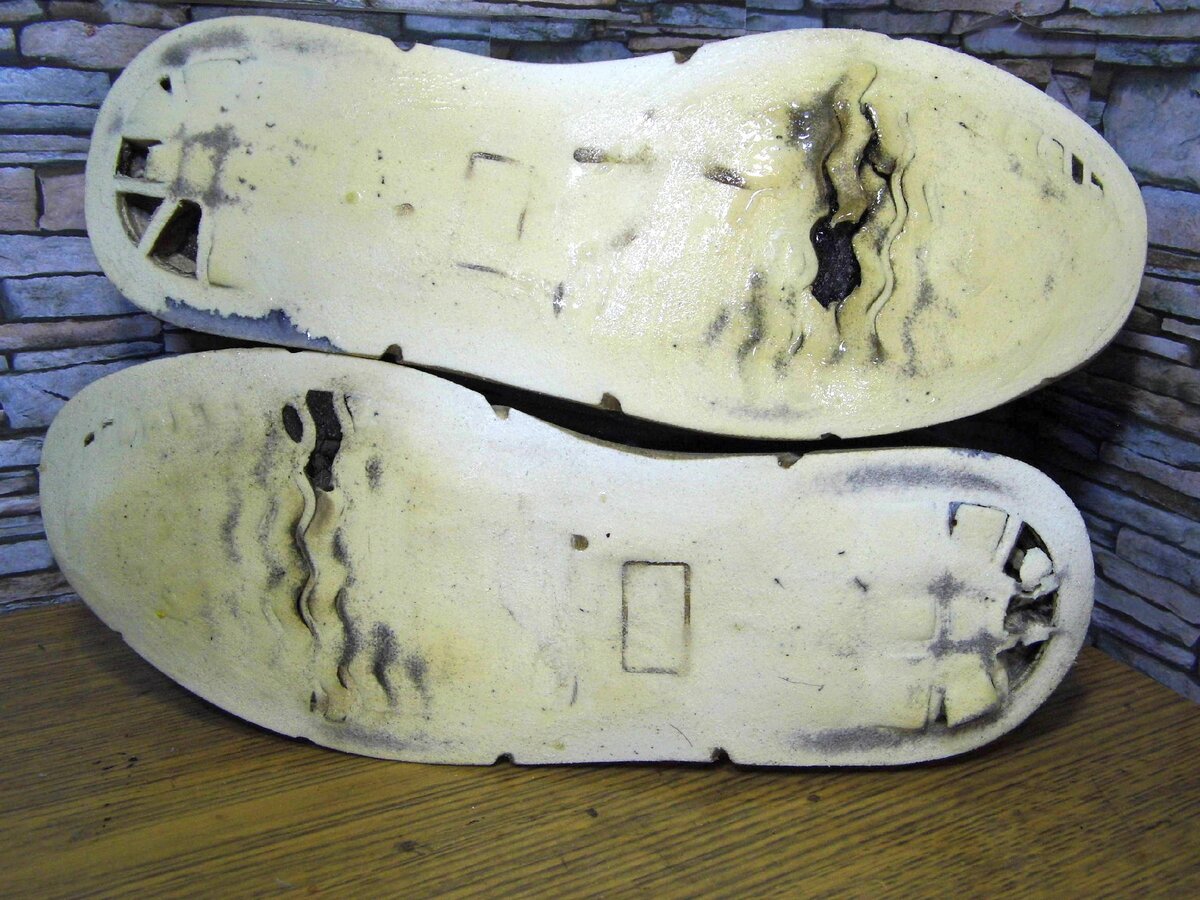 При длительном использовании подошва обуви изнашивается впр. Кроссовки подошва. Починить подошву кроссовок. Подошва кед. Стерта подошва.