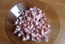 ШАГ 1:
Для приготовления горячих бутербродов нам понадобится нарезать мелкими кубиками сосиски. Перекладываем в глубокую миску.