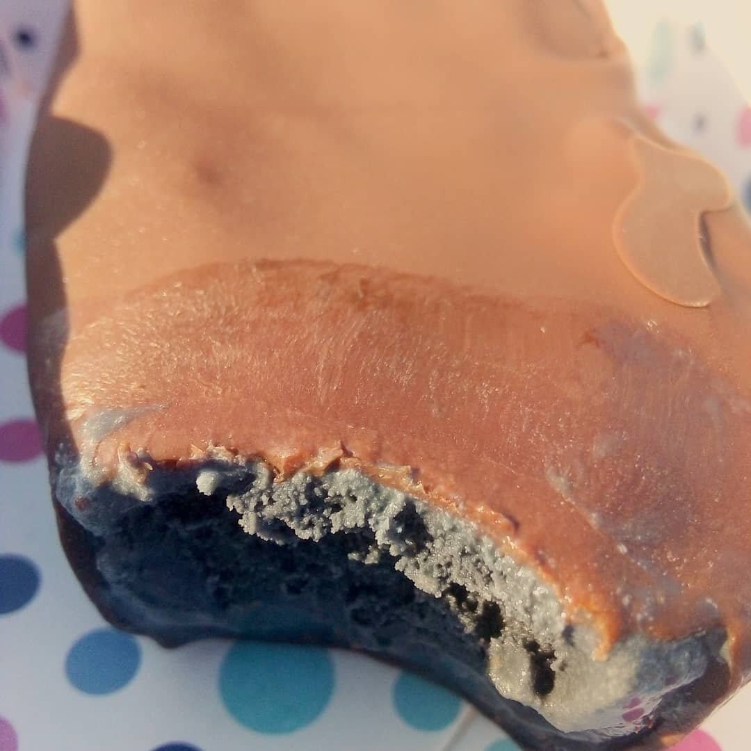 Здесь видно, что внутри чееерное мороженое...