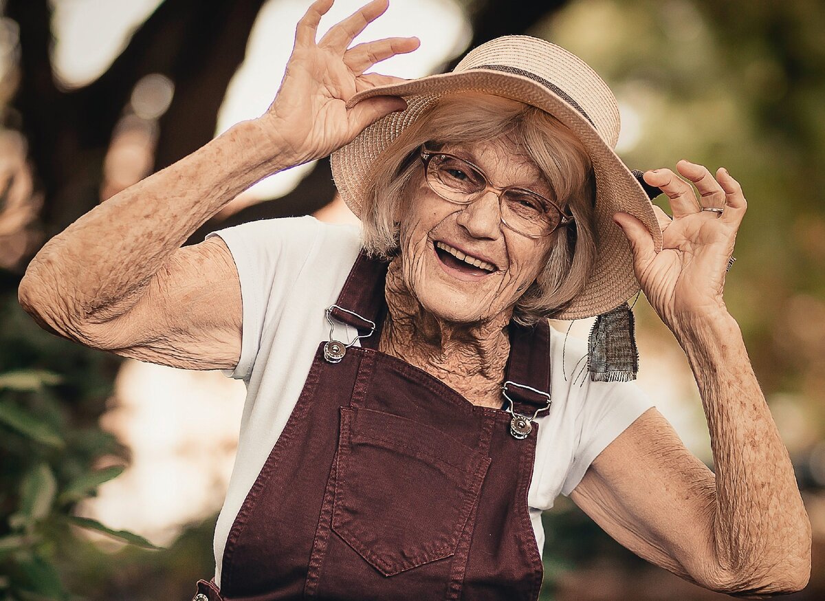 Кайл джонс и 91-летняя марджори. Улыбка пожилой. Женщины постарше как называется. Пожилая женщина с молодым человеком. 31-летний кайл джонс и 91-летняя марджори маккул.