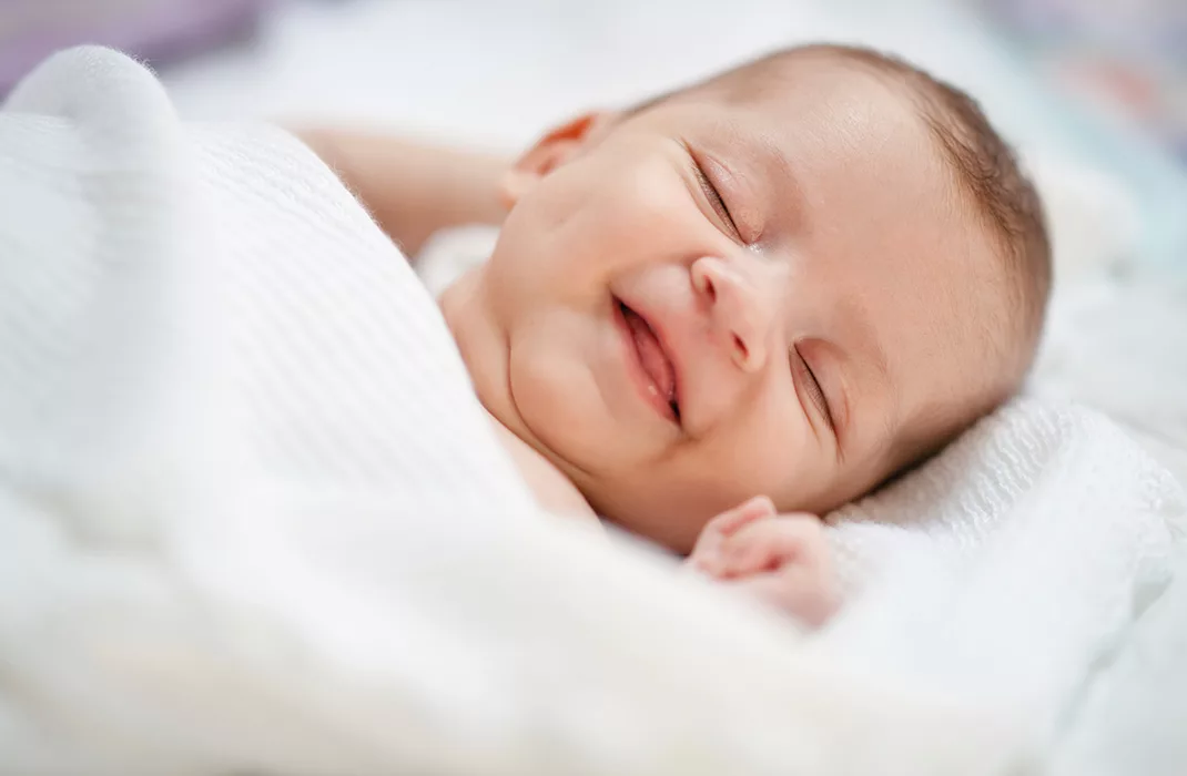 Газики могут быть причиной улыбок малышей во сне