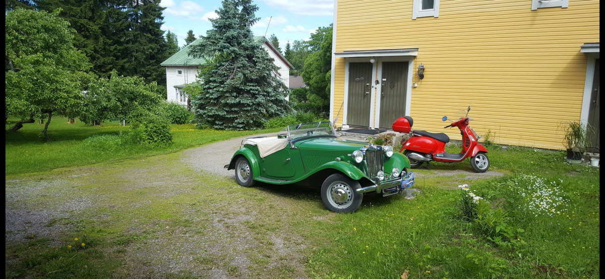 отель  - это небольшой домик. на 1 этаже живет семья владельца, на 2 - размещаются гости