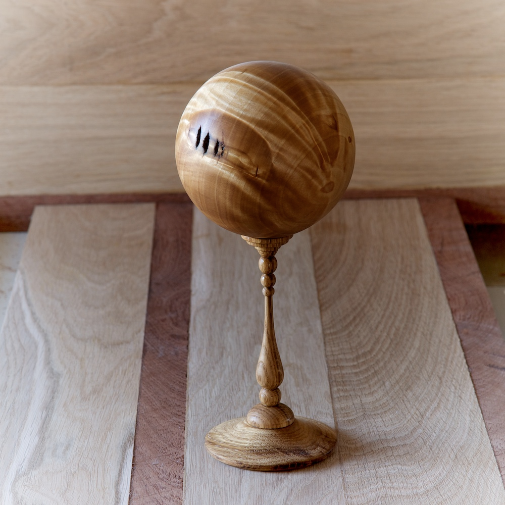 Из деревянных шаров. Шар деревянный. Деревянный шар на подставке. Шар открывающийся деревянный. Шар из березы.