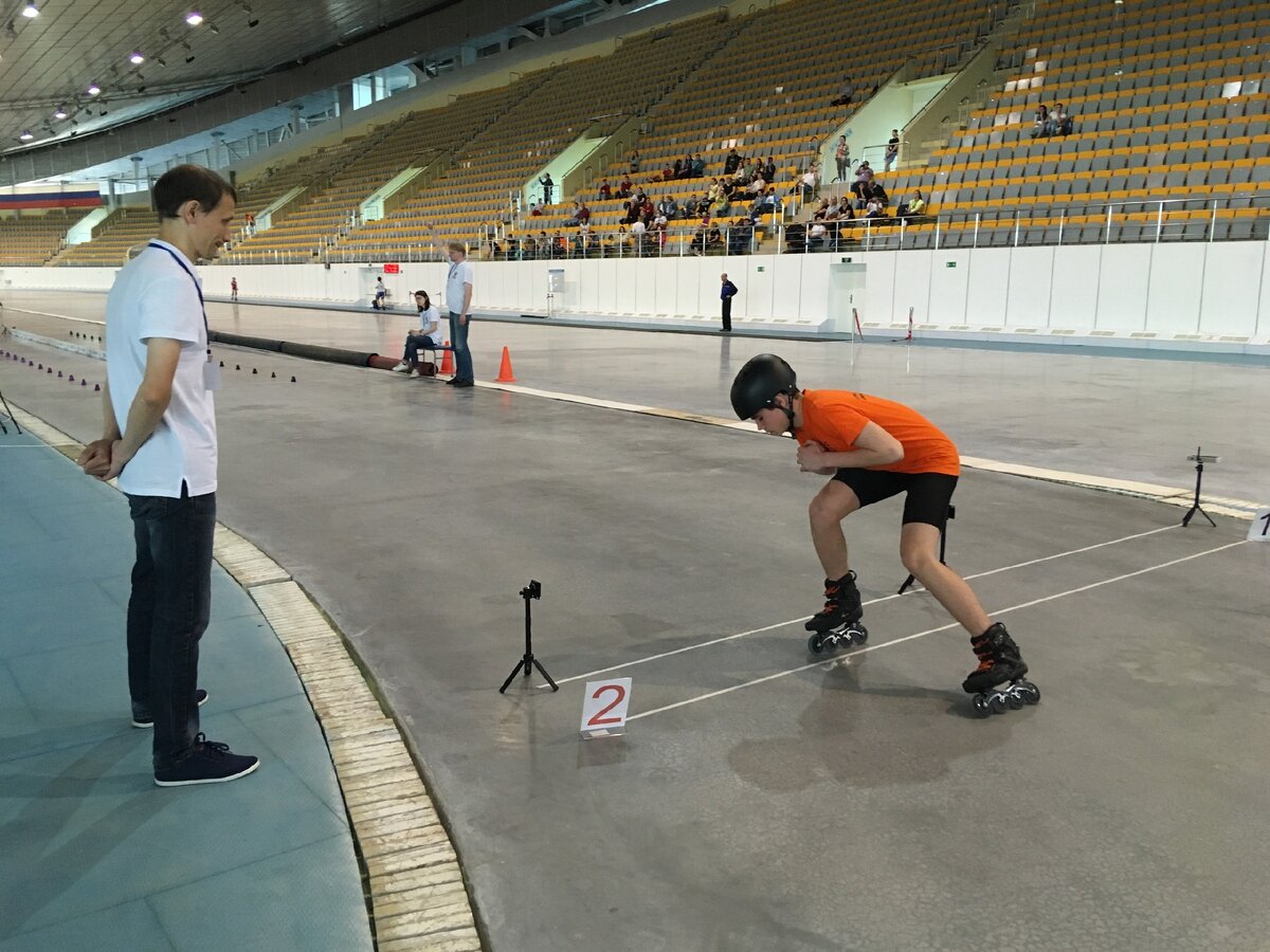 Это я на чемпионате России. Посмотрите на трибуны, там из зрителей только родители спортсменов, да и то очень мало.