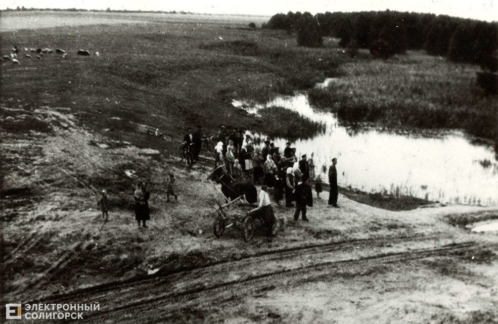 Местные жители встречают первых строителей. 1958 г., р. Рутка