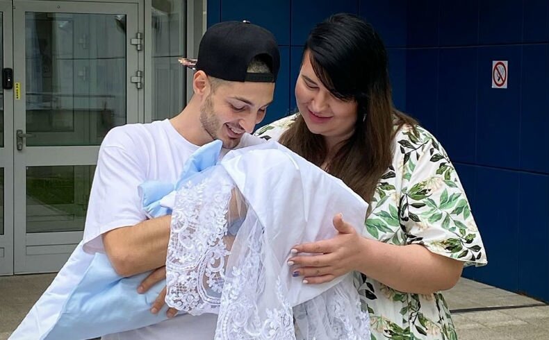 Иосиф Оганесян и Саша Черно с сыном Стефаном
Фото: «Инстаграм»
