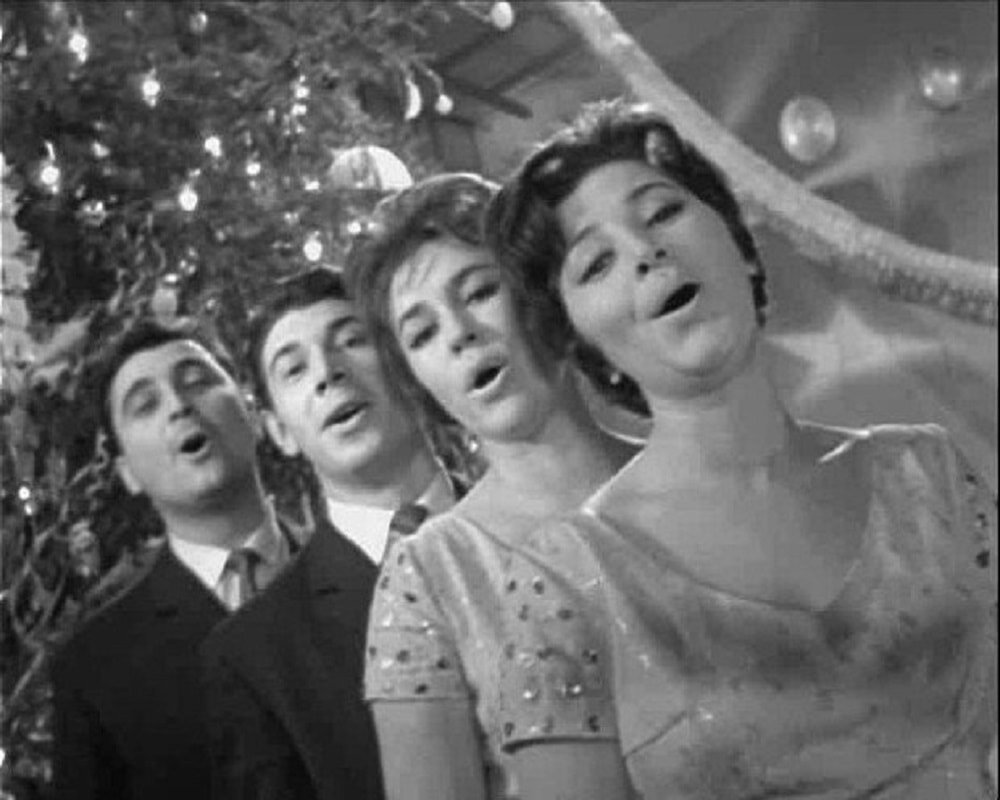 Квартет "АККОРД". В,Лынковский  второй слева. Первый Шота  Харабадзе (он не участвовал в исполнении  этой песни), Инна Мясникова, Зоя Харабадзе.  