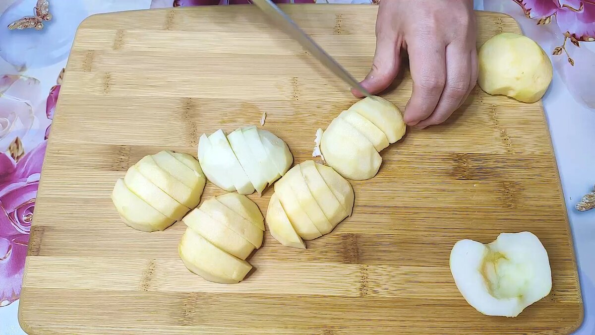 Как сделать из теста яблоко. Яблоки очистить и нарезать. Пирожки с яблоками. Очищенные яблоки добавьте в тесто. В тесто утопить дольки яблок вертикально..