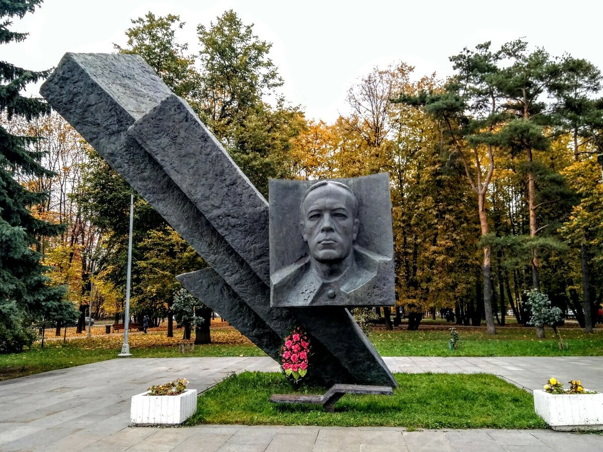 Памятник генералу Д. М. Карбышеву в Москве. Открыт 7 мая 1980 года. Фото с Яндекс. Картинки.