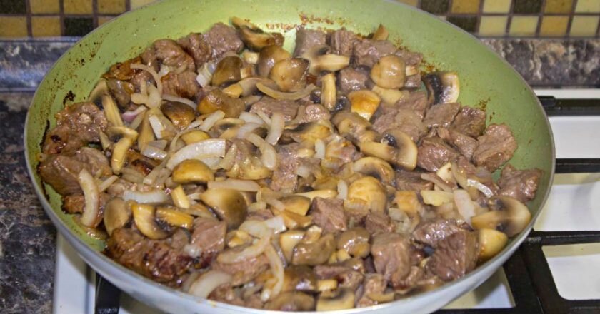 Тушеная говядина в йогуртовом соусе с молоком и с грибами 