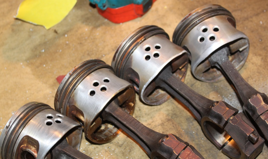 В поршне отверстия