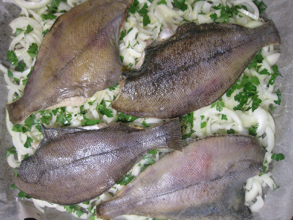 Рыба на луковой подушке на сковороде