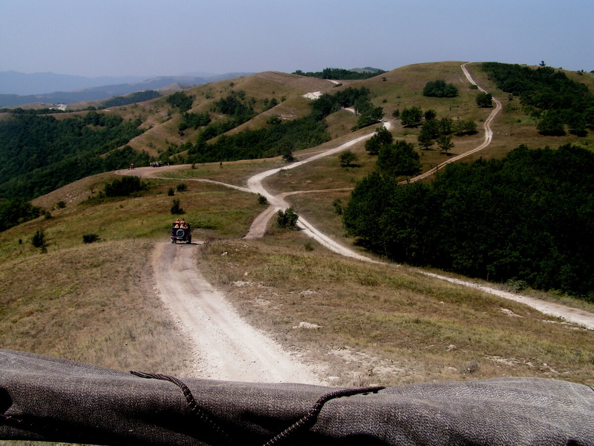 Дорога, ведущая к Грозовым воротам. 2006 год. Все горные дороги довольно крутые.