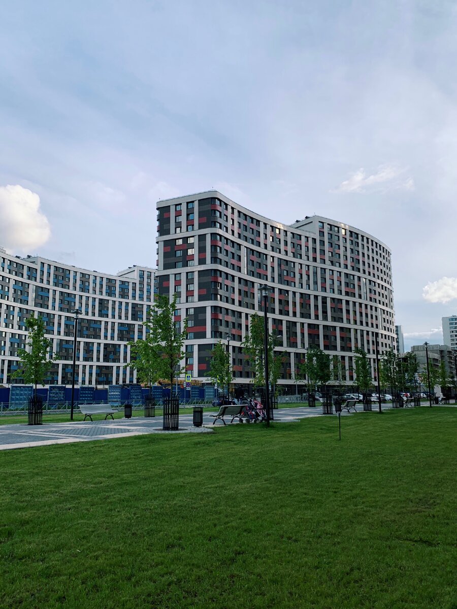 Один из ЖК на окраине Мурино 