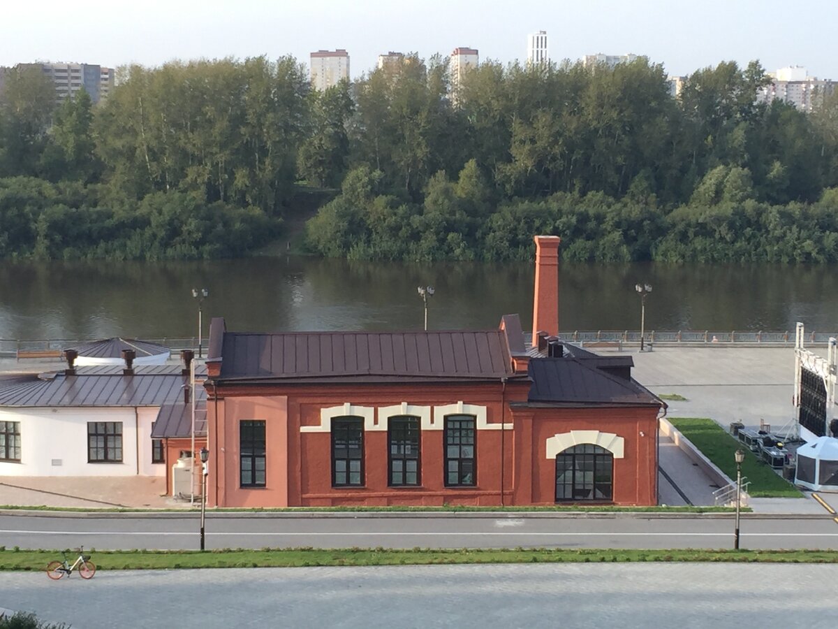 Вот такой замечательный вид открывается со стороны улицы Водопроводной на набережную. Первый городской водозабор, город Тюмень.