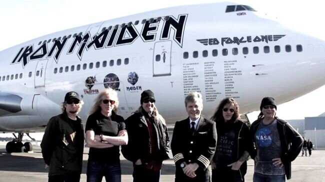 Iron Maiden и их особенный самолет Boeing 747-400. Фото: Getty Images