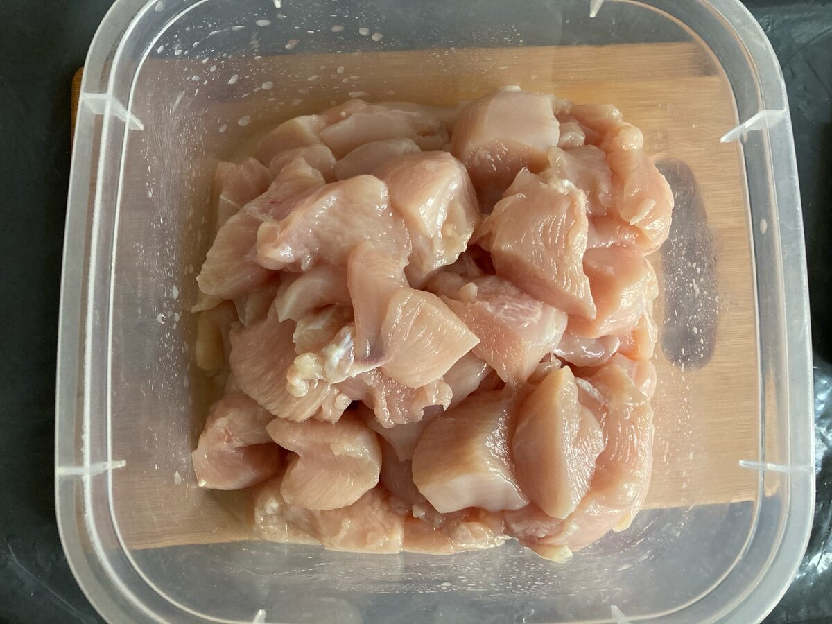 А тут тазик с нарезанным мясом. 