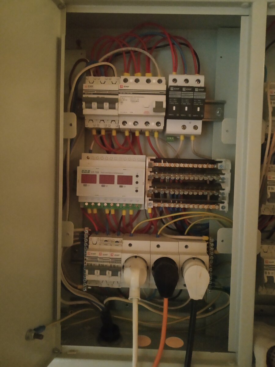 Вводная часть щита готова. в доме есть 3 действующие розетки, в которые тут же были воткнуты три удлинителя.Да, цвета я не соблюдаю. Частично из за того, что не всех, нужных мне цветов были провода, а частично по той простой причине, что я не электрик, и для меня проще принять белый цвет нейтралью , а желто-зеленый - землей (хотя местами земля проложена белым проводом из за отсутствия в магазине желто-зеленого нужного мне сечения). Фазы до кросс-модуля все красные,а дальше красная, синяя и черная.