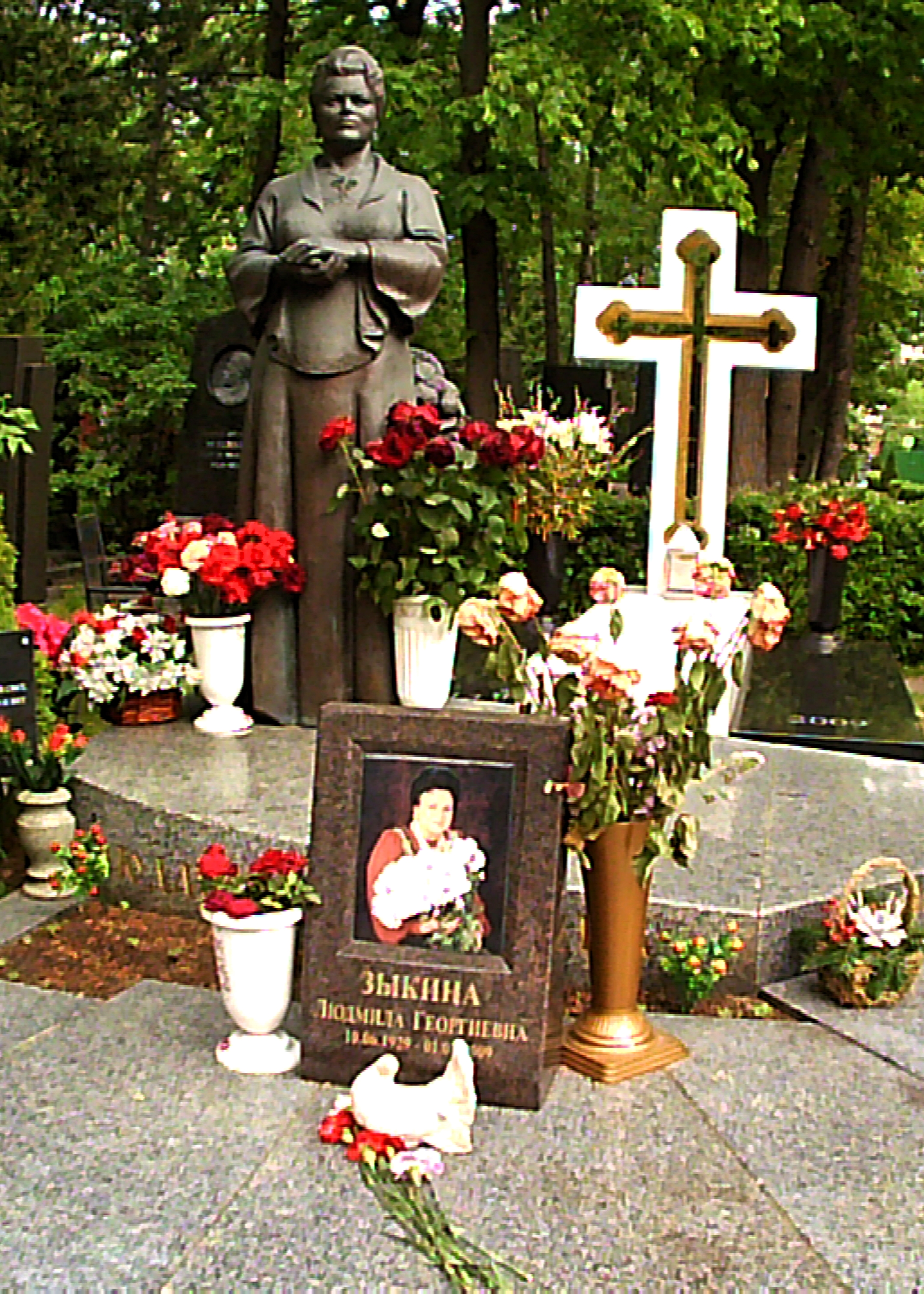 Памятник владимиру меньшову на новодевичьем кладбище фото