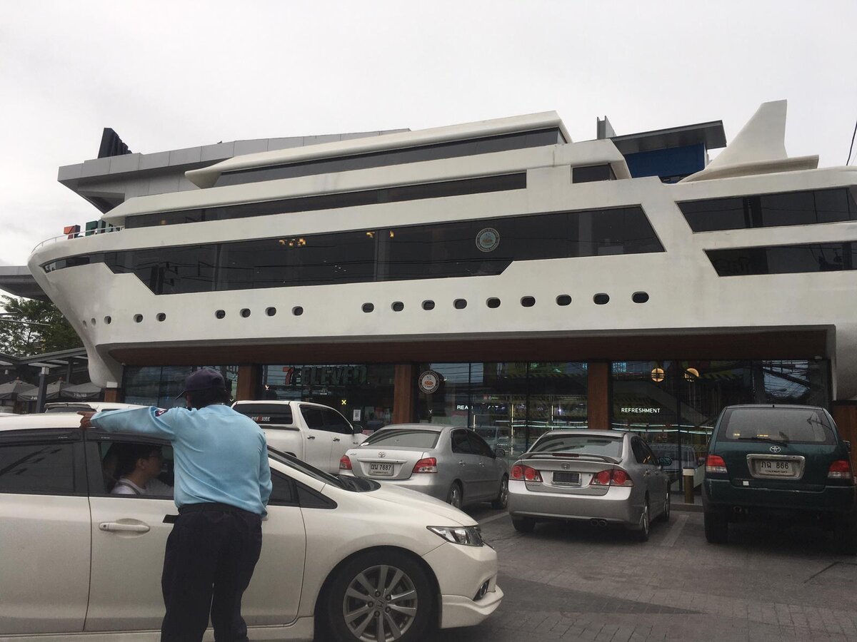 Парковка большая, на несколько машин и мотобайков