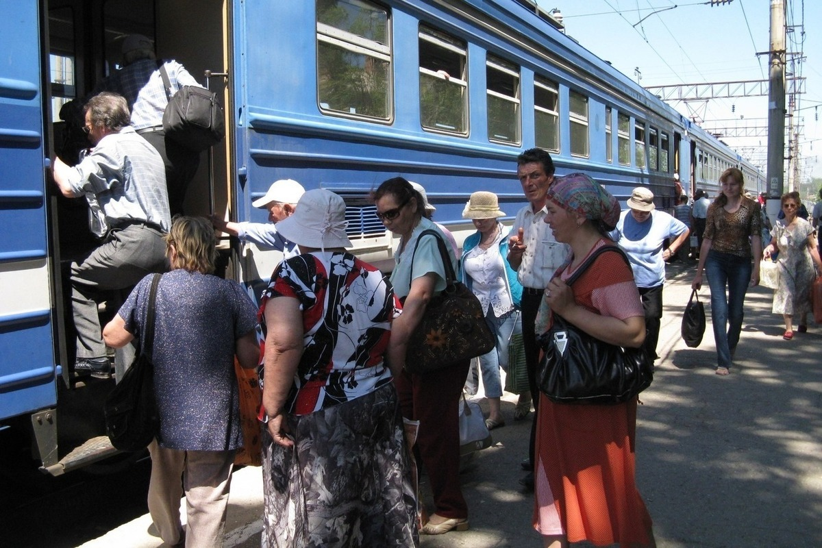 Люди садятся в поезд. Пассажиры в электричке. Люди садятся в электричку. Дачники в электричке.