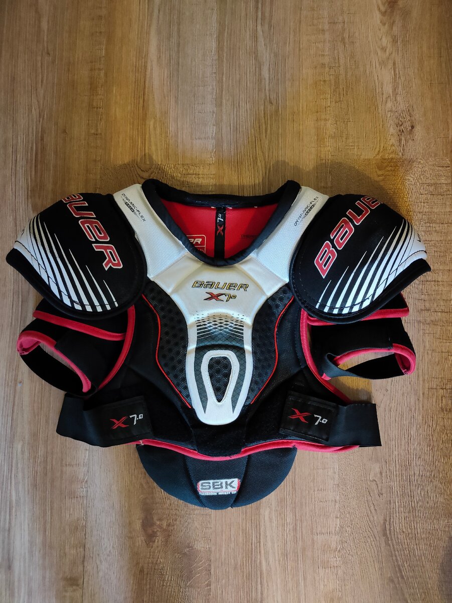 Нагрудник. Желательно чтобы грудина и позвоночник были хорошо защищены, плечевые чашки не топорщились, наличие жестких вставок на ключицах также приветствуется, зазор между трусами и нагрудником должен быть минимальным, это снизит количество ударов которые можно получить в открытую область как со стороны живота, так и со стороны спины