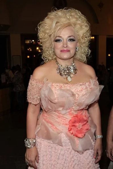 Надежда известна не только своим творчеством, но также, помпезными яркими нарядами, за которые она часто подвергается критике.-2